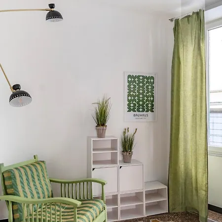 Designer In The Center Of 热那亚