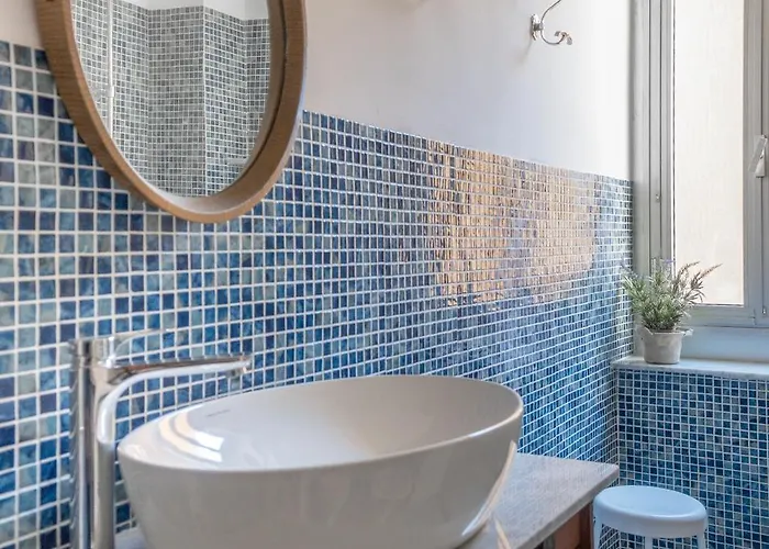 Stylish 2-Bedroom Apartment In The Historic Center Of Genoa Cenova