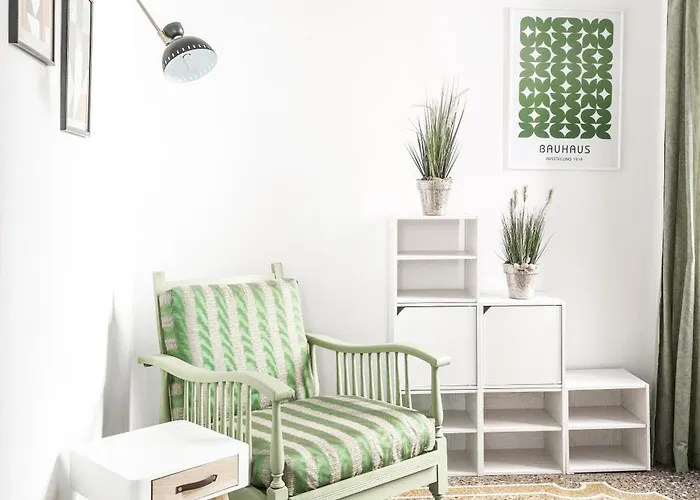 Stylish 2-Bedroom Apartment In The Historic Center Of Genoa *