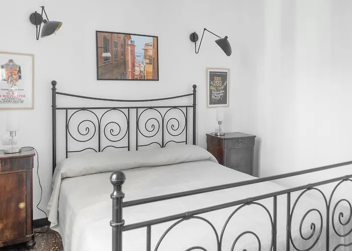 Stylish 2-Bedroom Apartment In The Historic Center Of Genoa *